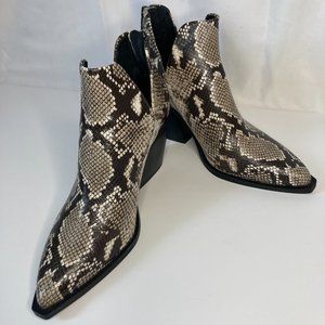 Vince Camuto Gigietta Leather Ankle Boots Size 8 1/2 Natural Multisnake